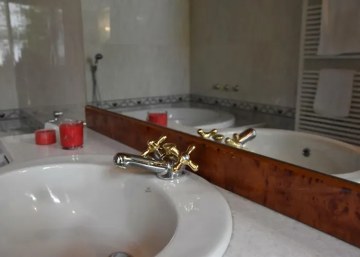 Loredana Elegant With Private Bathroom 招待所