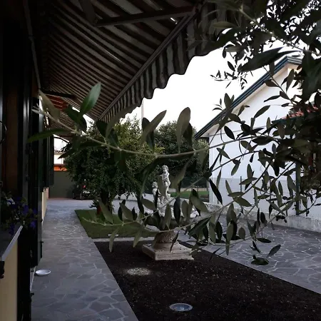 Loredana Elegant With Private Bathroom בית הארחה 3*